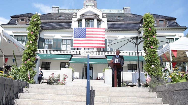 Norwegians koncernchef Bjørn Kjos håller tacktal på amerikanska ambassaden i Oslo