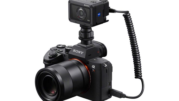 Sony présente sa nouvelle solution photographique RX0 avec le lancement d’un nouveau câble de sortie pour double prise de vue
