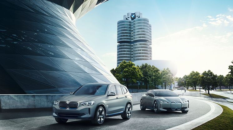 BMW Concept iX3 og BMW i Vision Dynamics (i4) foran hovedkontoret i München