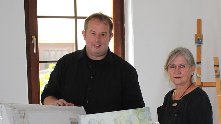 Lars Schumacher und Renate Golde mit den ersten Werken aus Chicago im KuNo Kunsthaus Nordstemmen