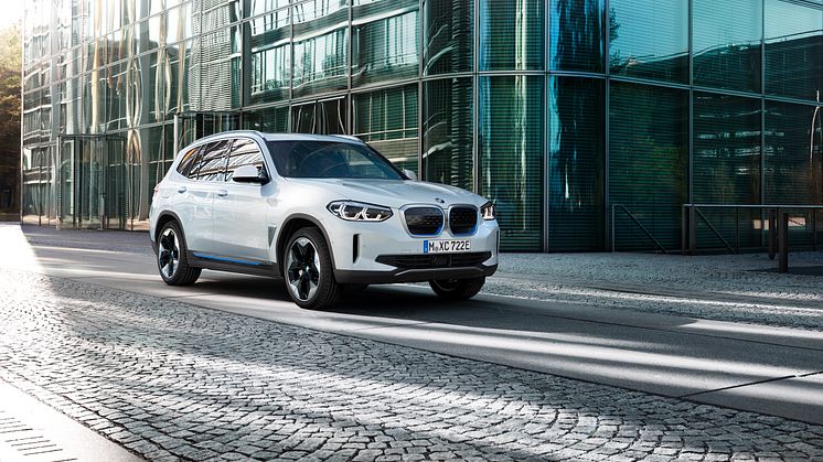 Helt nye BMW iX3: Effektiv elektrisk kjøreglede i SUV-format