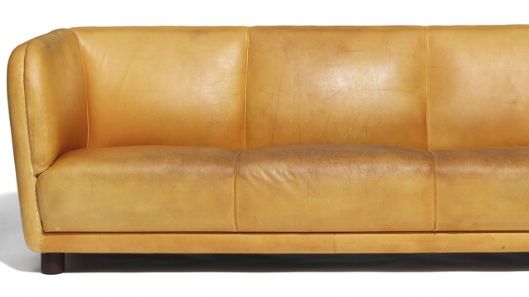 Arne Jacobsens "Novo"-sofa med runde ben af mahogni. 