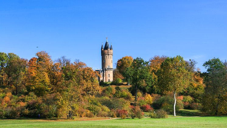 Der Flatow-Turm im herbstlichen Park Babelsberg. Von ihm aus hat man einen herrlichen Blick über Potsdam und auf die bunten Wälder in der Umgebung. Foto: TMB-Fotoarchiv/Steffen Lehmann.  