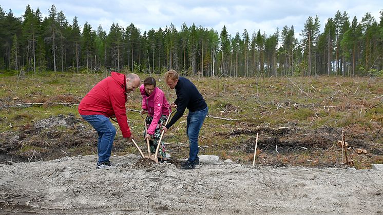 Gösta Pettersson, Helena Stenberg och Erik Larsson tar ett gemensamt första spadtag, nu startar byggnationerna. Foto: Marie Öqvist