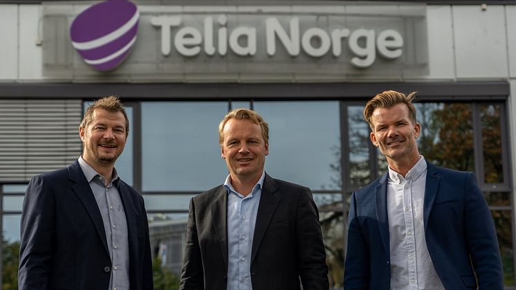 StalkIT og Telia Norge har inngått Norges største IoT-avtale. Einar Aaland, CPO, StalkIT, Jon Christian Hillestad, direktør for Telia Bedrift og Frode Hegglund, salgssjef for IoT i Telia Norge.