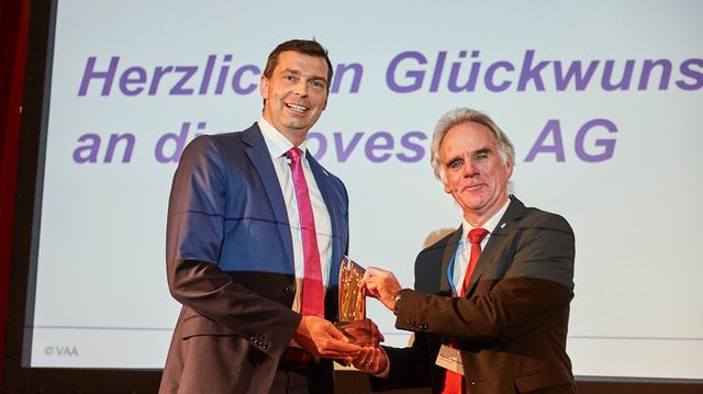 Der Vorstandsvorsitzende der Covestro AG Dr. Markus Steilemann (links) hat den Deutschen Chemie-Preis Köln 2018 aus den Händen des 1. VAA-Vorsitzenden Rainer Nachtrab erhalten. Foto: Maria Schulz – VAA