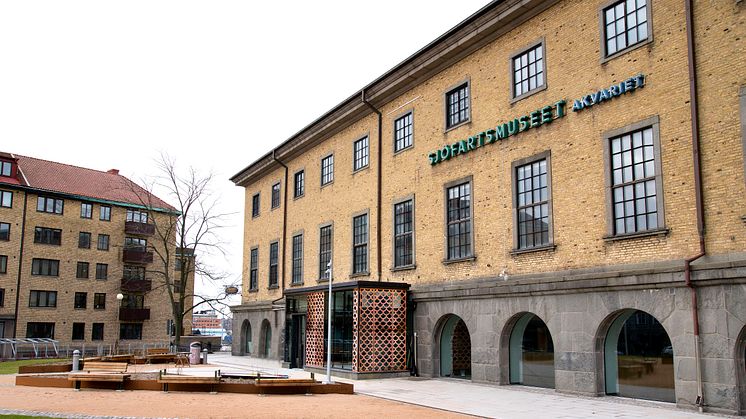 Det om- och tillbyggda Sjöfartsmuseet har bl a fått ny entré och nya välvda fönster mot Karl Johansgatan. Foto: Hans Ekestang