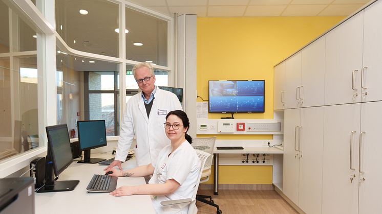 Oberarzt Franz Lutz mit Pflegefachkraft Sabrina Schiller auf der neuen Station 1a der Hephata-Klinik.