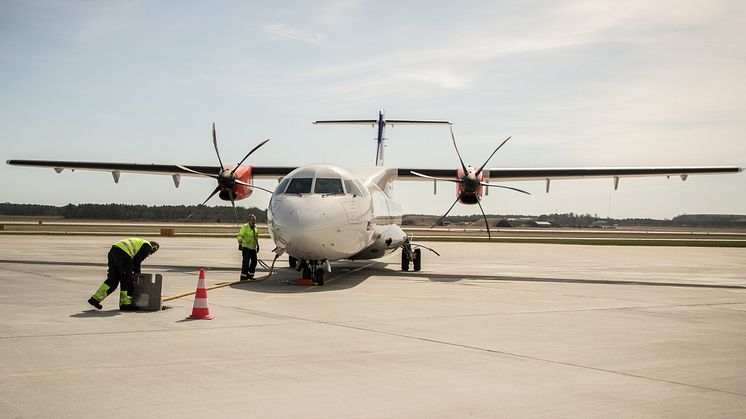 Flygplan som landat och hanteras av Swedavias personal på Visby Airport. Foto: Stina Sandsjö