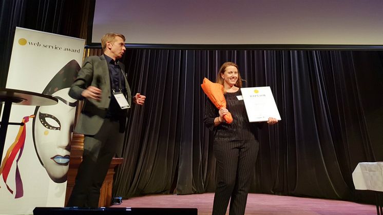 Suzanne Winting Husén, ansvarig digitala kanaler på Riksbyggen, tar emot pris under Web Service Award-galan.