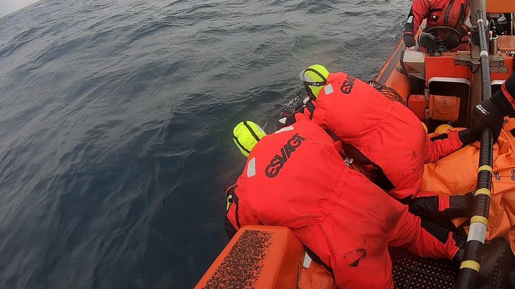 Kvæstede personer trækkes ombord i FRB’en i ESVAGT's træning "Tour de Nordsø"