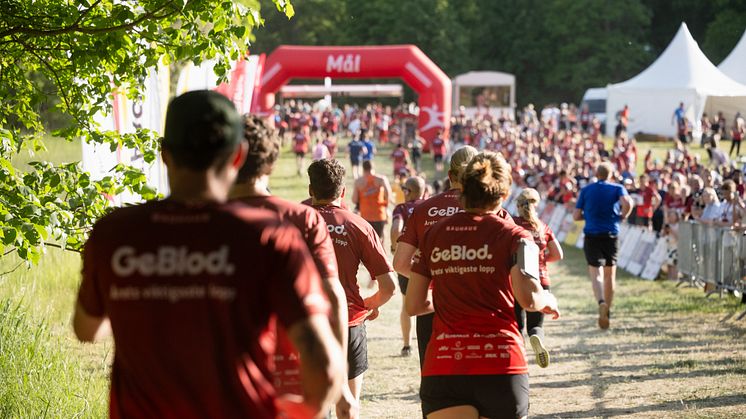 Tusentals deltagare springer i mål på Blodomloppet