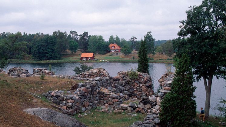 Ruin från Sundby säteri (Ornö), som brändes av ryssarna 1719. Foto: Anna Ulfstrand.