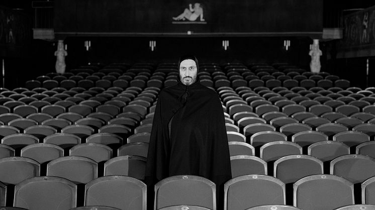 Fares Fares som Bergmans Döden, i ett av fotografierna av Luna Lopez som auktioneras ut för att bevara Bio Skandia.