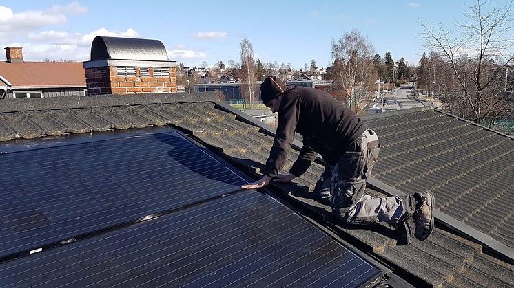 Fra 16. september vil man kunne kjøpe solceller til bolighus hos utvalgte Elkjøp-butikker. Foto: Otovo