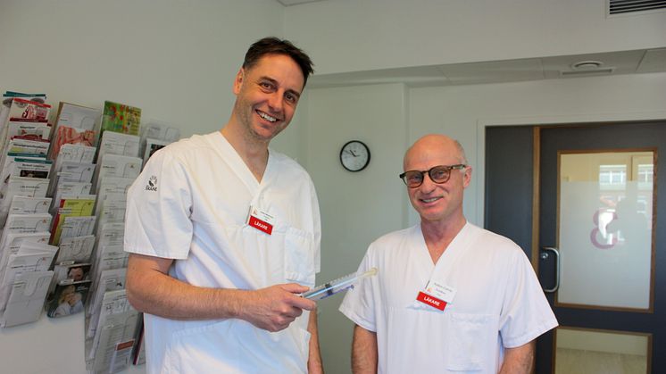 Anders Mårtensson, till vänster, och Anders Cervin står bakom studien där patienter med kronisk, varig snuva fick skölja näsan med en snorlösning från en frisk näsa.