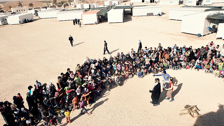 Foto av Alex Hinchcliffe, från en Clowner utan Gränser-föreställning i ett flyktingläger i Jordanien