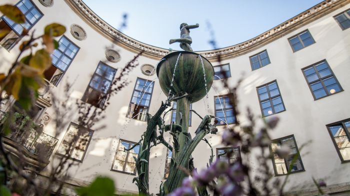 Mitt i Stockholm, vid Kungsträdgården, ligger Tändstickspalaset. Via entrén på Västra Trädgårdsgatan 15 och den venetianska pelargången når man den imponerande och runda innegården. En gård som kan bli en del av nästa möte. 