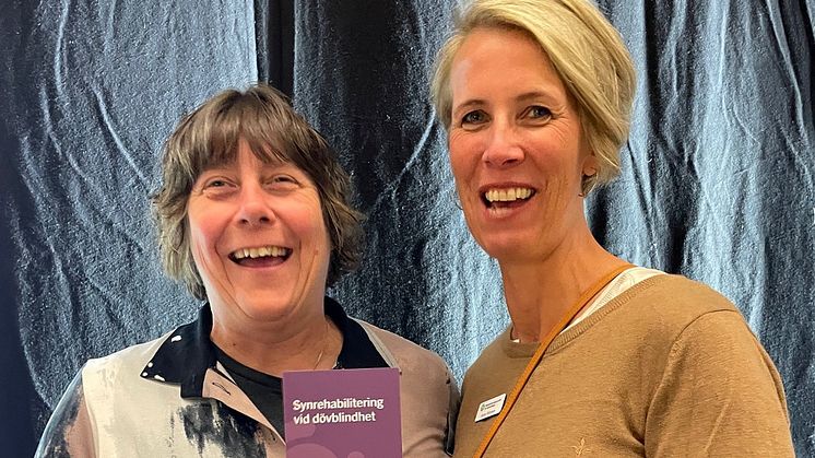 Karin Jönsson och Jenny Widmark är författare till boken "Synrehabilitering vid dövblindhet" som de skrivit på uppdrag av Nationellt kunskapscenter för dövblindhet.