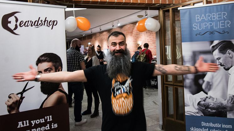 Barberaren George Maajoun firar 20 år i Spånga och bjuder in till Spånga Beard Party!