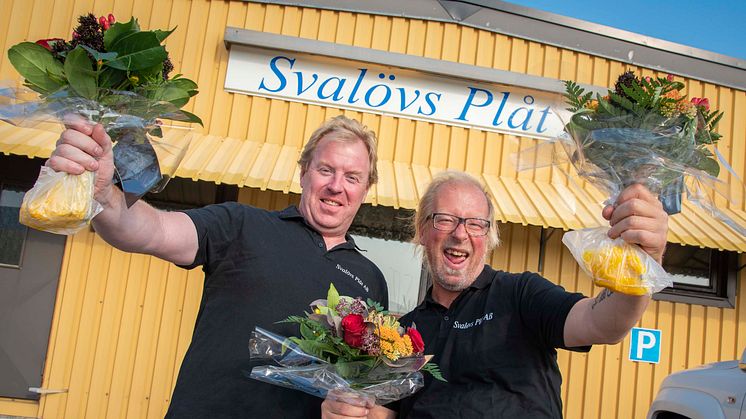 Från v. i bild: Patrik och Peter Åkesson blev mycket överraskade och nästan lite mållösa över utmärkelsen.