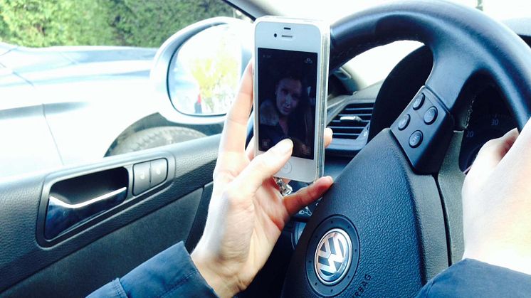 Boten for å bruke mobil uten hands-free når du kjører økte med 30 prosent fra 7.450 kroner til 9.700 kroner 1. februar i år, i tillegg til 3 prikker i førerkortet. 