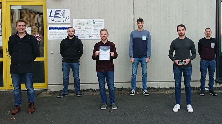 U. a. eine Projektgruppe der Uni Paderborn bekommt den Energy Award von WW und 1000 Euro Preisgeld (v. l.): Philipp Rehlaender (Betr.), Manuel J. Klaedtke, Konstantin Kroschewski, Till Piepenbrock, Dieter Teichrib und Nikolas Förster (Betr.).