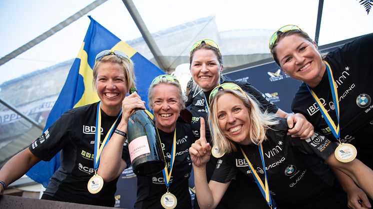 Anna Östling firar tillsammans med Mari Berg, Annika Carlunger, Annie Wennergren och Linnea Wennergren i Team Anna segern i GKSS Women’s Trophy. 
