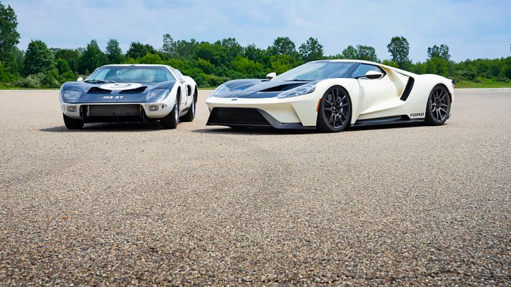 2022 Ford GT ’64 Heritage Edition and 1964 Ford GT prototype_01.jpg