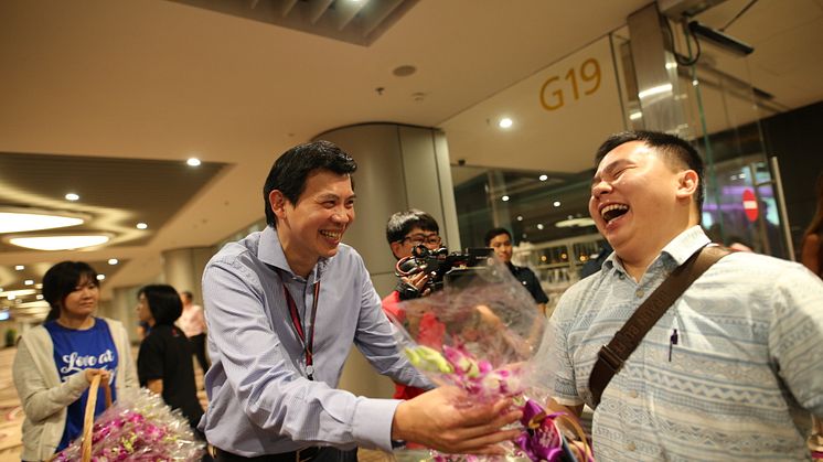 CEO of CAG Mr Lee Seow Hiang welcomes passengers arriving on T4's first arrival flight with orchids