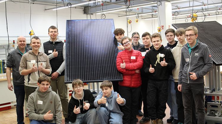 Elektrotechnik in der Praxis: Die SchuBS-Gruppe "Ohm" hat bei Westfalen Weser ein Photovoltaik-Modul montiert.