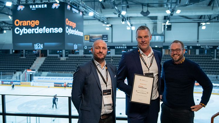 Bilde: Thomas Kronen, Norgessjef i Orange Cyberdefense flankert av Reidar Mouhleb (t.v.) og Svenn Richard Andersen (t.h.) fra Nasjonal sikkerhetsmyndighet