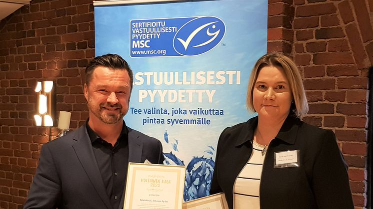 Kalatukku E. Erikssonin toimitusjohtaja Mikko Poikolainen ja kehityspäällikkö Maria Hartikainen ottivat palkinnon vastaan Kestävän Kalan päivässä.