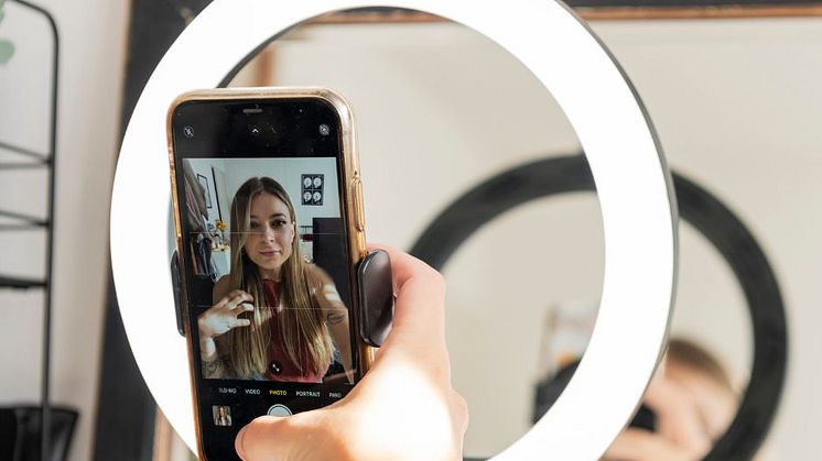 Undersökning: 77% av svenskarna publicerar inte bilder i sociala medier där de känner sig fula i håret