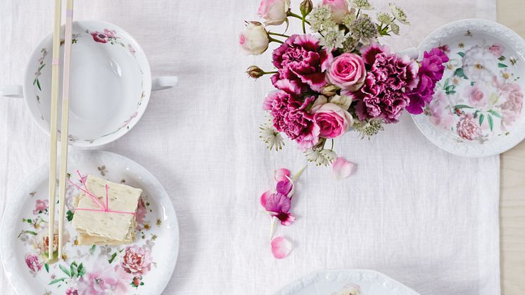 Classicist service meets romantic floral decor: Rosenthal Maria Pink Rose.