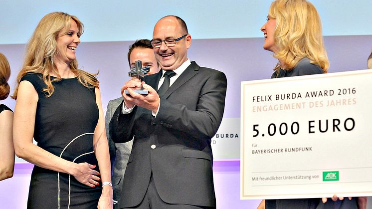 Schauspieler Bernhard Ulrich und BR-Redakteurin Daniela Böhm freuen sich über den Felix Burda Award 2016 für "Dahoam is Dahoam" 
