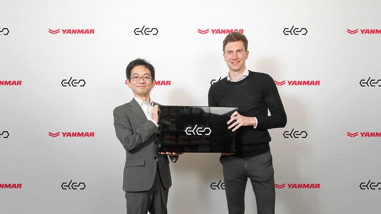 Takayuki Onodera (Yanmar) and Bas Verkaik (ELEO) at the signing ceremony.