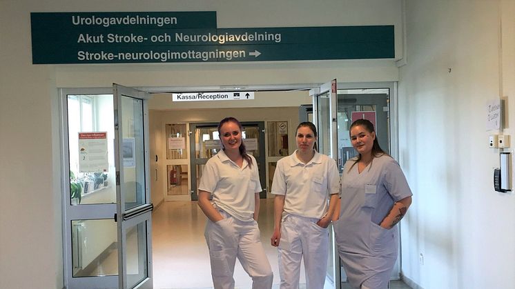 Elever från Yrkesgymnasiet i Västerås hjälper till och avlastar på medicinkliniken i region Västmanland. 