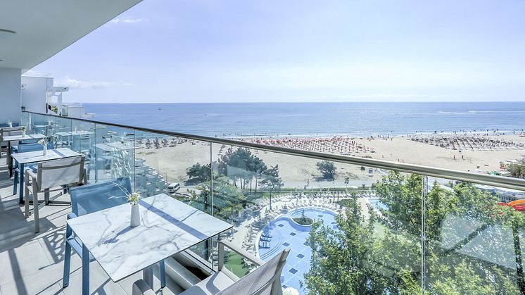 Herrlicher Ausblick auf den großzügigen Poolbereich und kilometerlangen feinsandigen Strand direkt am zukünftigen Maritim Hotel Paradise Blue Albena.