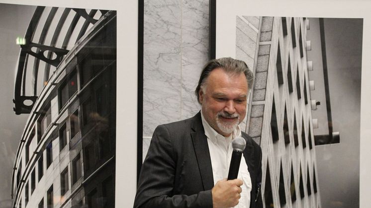 Horst Hamann bei der Eröffnung der Vernissage Vertical