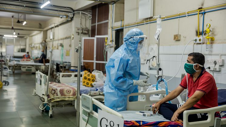 Läkaren Illham tittar till covidpatienten Pramod på ett av sjukhusen Läkare Utan Gränser arbetar på i Mumbai, Indien. Foto: Abhinav Chatterjee/Läkare Utan Gränser.