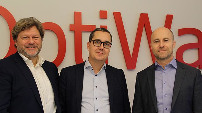 Vasemmalta: Carsten Boje Møller (Visma Custom Solutions divisioonajohtaja), Kristofer Turland (OptiWayn toimitusjohtaja), Richard Börjesson (Visma Consulting AB:n toimitusjohtaja)