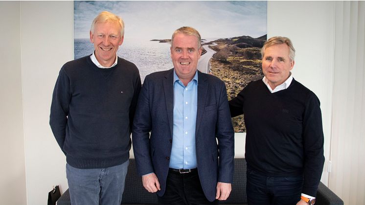 Det er en fornøyd gjeng som nå har signert avtale om samarbeid. Fra venstre: Arne- Henning Scheel, Frode Hebnes, Roger Jensen.