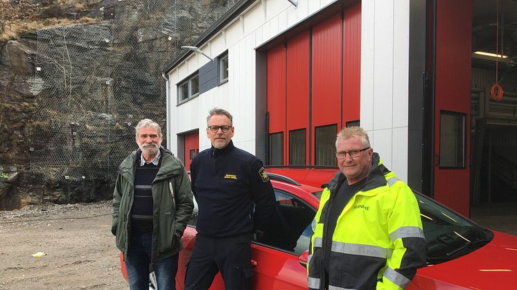 Här syns Christian Ruist, huvudprojektlededare Uddevalla kommun, Magnus Lagrell, insatsledare räddningstjänsten och Anders Lundblad, platschef Serneke vid den nyrenoverade brandstationsbyggnaden.