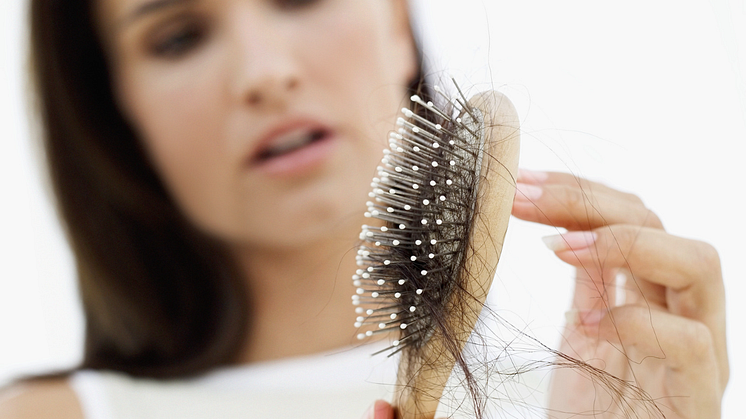 Weiblicher Haarverlust ist ein Thema, das viele Frauen belastet.