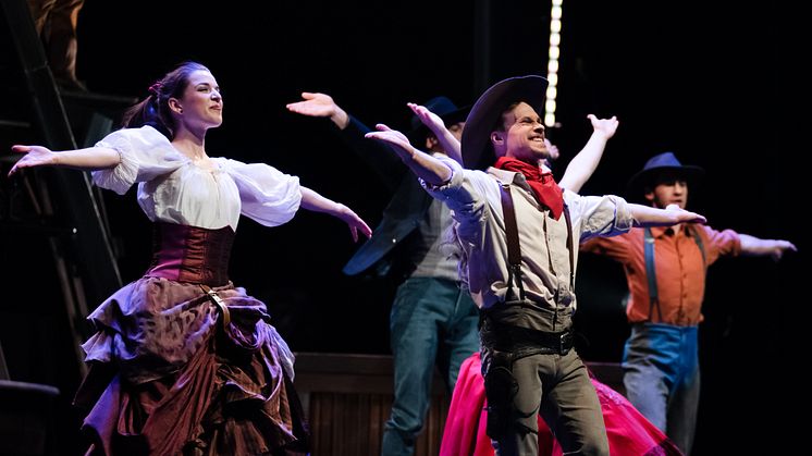 Cirque Éloize gästar Stora Teatern med föreställningen Saloon. Foto: Kate Penn.