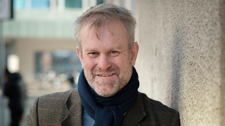 Björn Sundmark, professor i engelsk litteratur, menar att det finns flera exempel på  solidaritet mellan barn och vuxna i Emilböckerna.