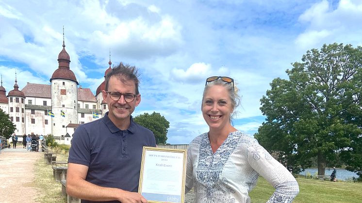Fredrik Holmdahl Krall Event mottar utmärkelsen "Årets Turismföretag 2021" av Anna Ohlin Ek, vd Destination Läckö-Kinnekulle AB