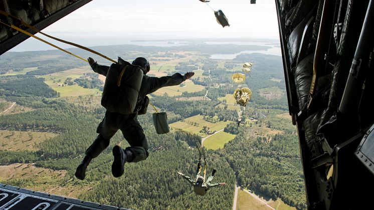 Utbildning i fallskärmshoppning över Flugebyn, ett skolflygfält utanför Karlsborg. Uthoppet sker från 350 meter och kadetterna genomför sitt första hopp. Foto: Jimmy Croona, Combat Camera/Försvarsmakten