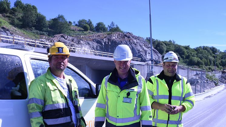 Implenias byggeleder Ingvar Haukelid, Leca-representant i Bergen Sturle Stenhjem samt Per Hovden Lynghaug, leder i Murmesterbedrift Per Hovden Lynghaug, Murmester Entreprenør AS. 